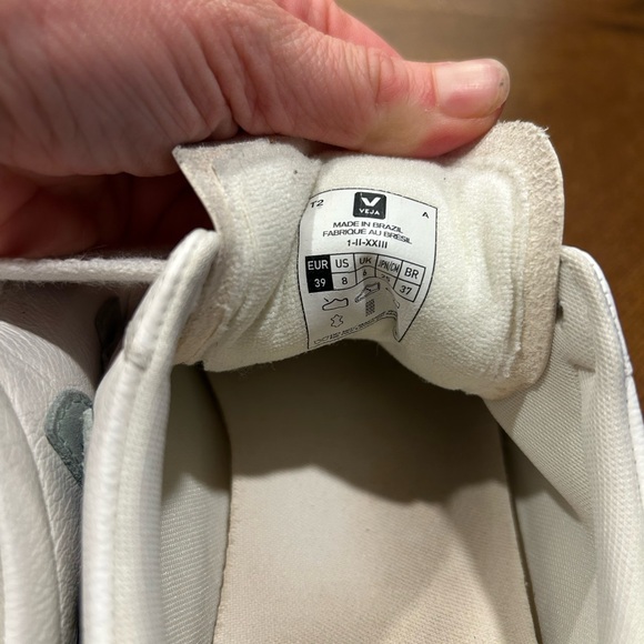Veja size 8 women’s sneakers- worn, but still wearable. - Picture 3 of 5